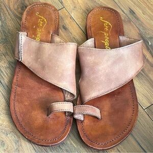 Free People Neutral Tone Leather Toe Loop Flat Sandals Boho Indie -38.5 (US 8)